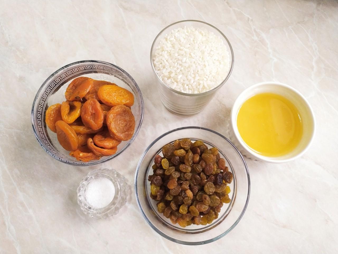 Кутья из риса с изюмом и медом шаг 1