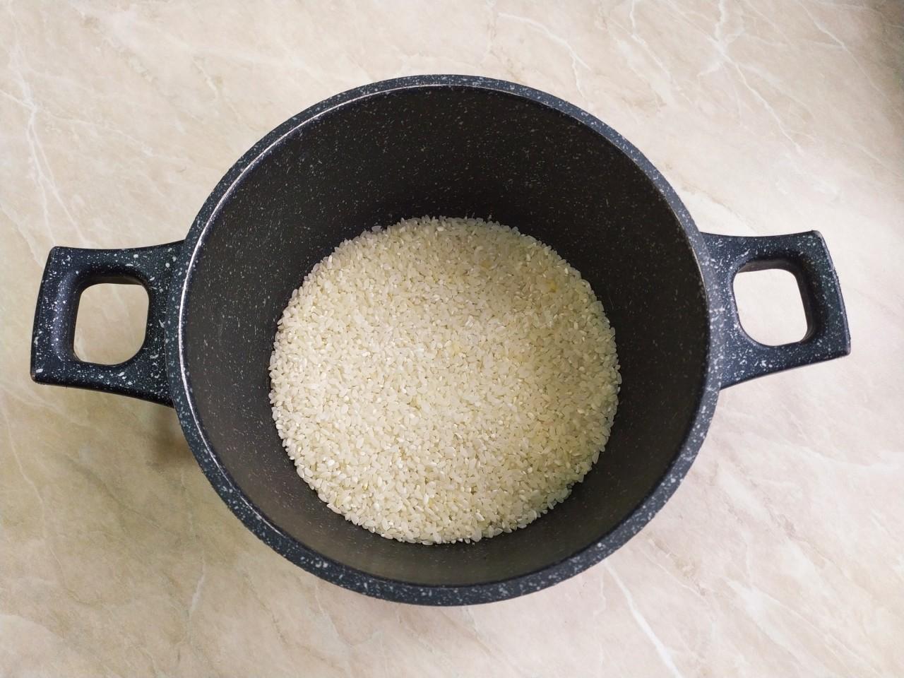 Кутья из риса с изюмом и медом шаг 2