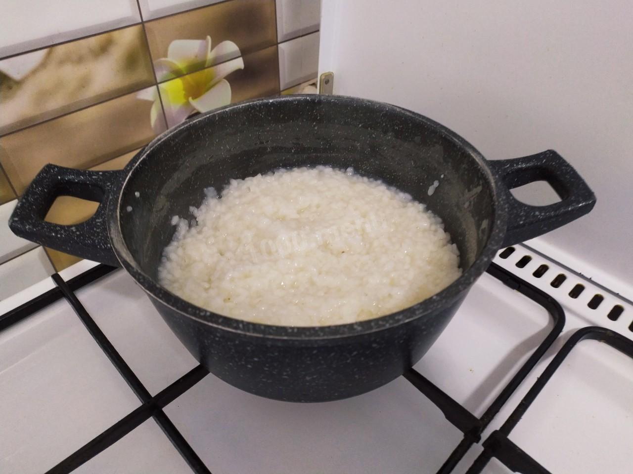 Кутья из риса с изюмом и медом шаг 4