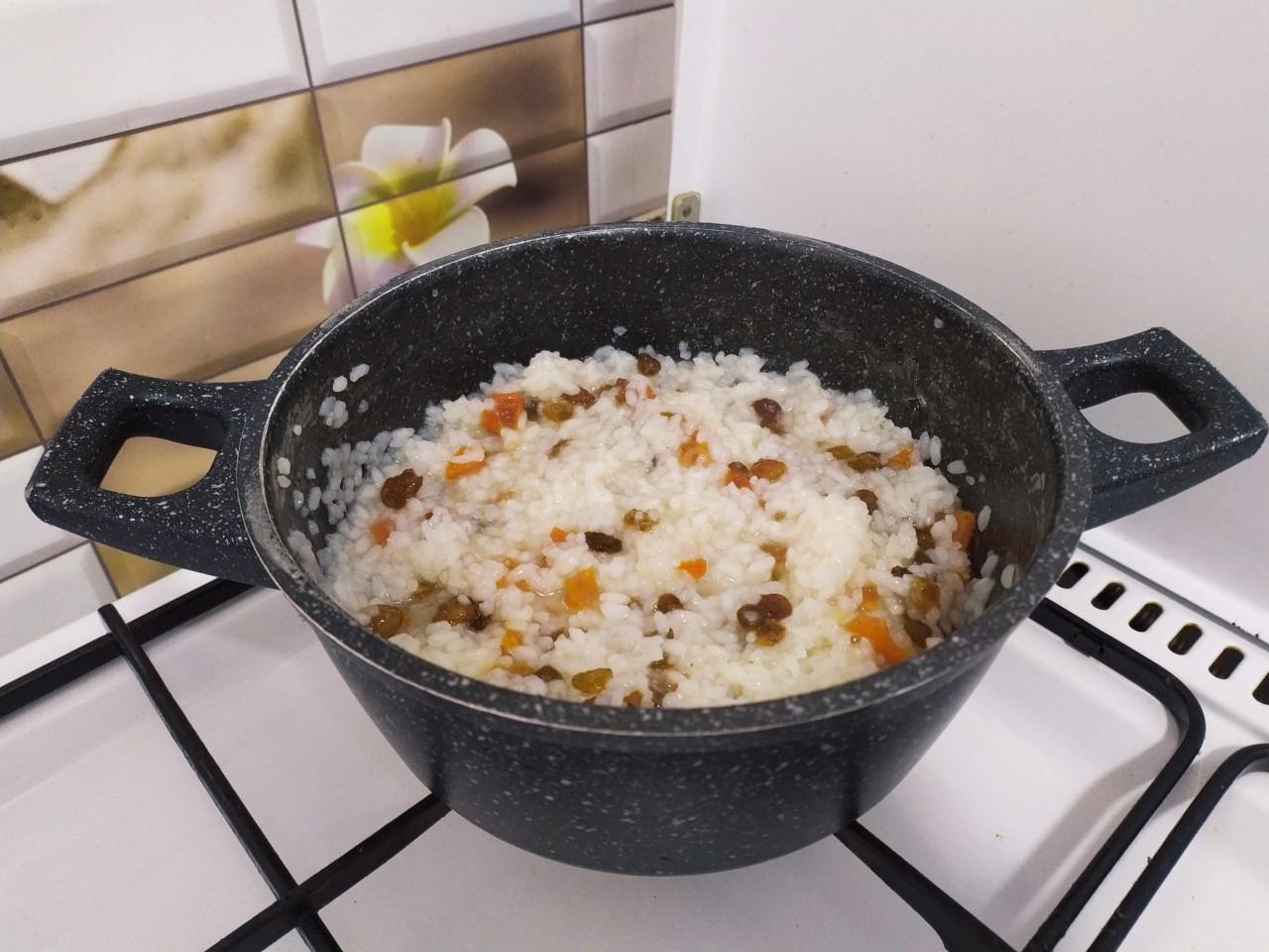 Кутья из риса с изюмом и медом шаг 7